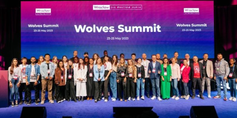 wolves-summit-stage